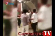 Taksim metrosunda güvenlik görevlisi gençlere silah çekti