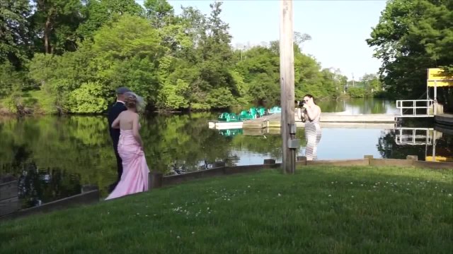 La photographe du mariage chute à l'eau