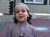 طفل رائع يقرأ القرآن