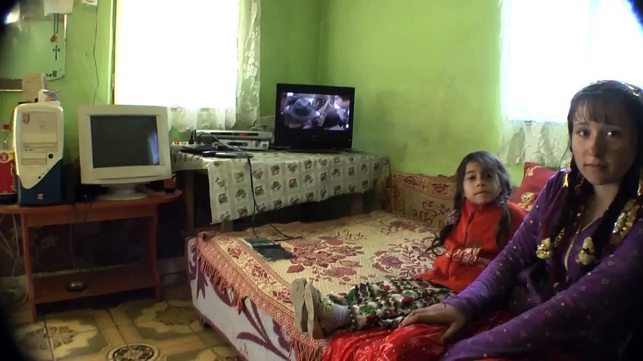 Gypsy girl dance in Romania 2