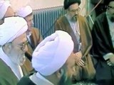 تحویل وصیت نامه به مسئولین توسط امام خمینی