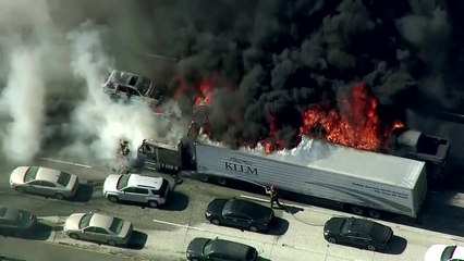 Californie: un incendie détruit des véhicules sur une autoroute