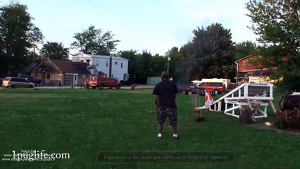il traverse le feu avec son véhicule à l'aide d'un tremplin