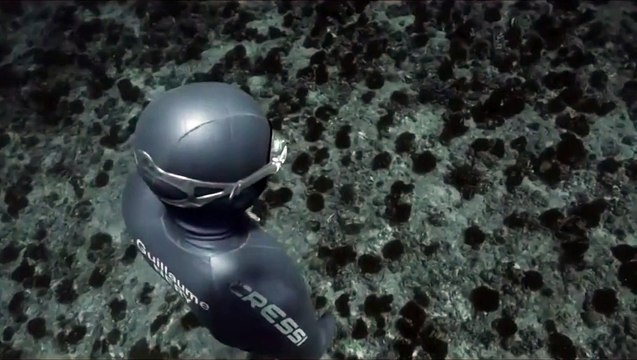 Okyanusun derinliklerinde koşan adam