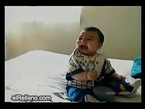 Bebé que se rie a carcajadas