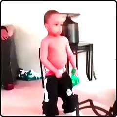 Vine France | Le petit enfant qui se prend pour un gangster ! Child gangsta kid !