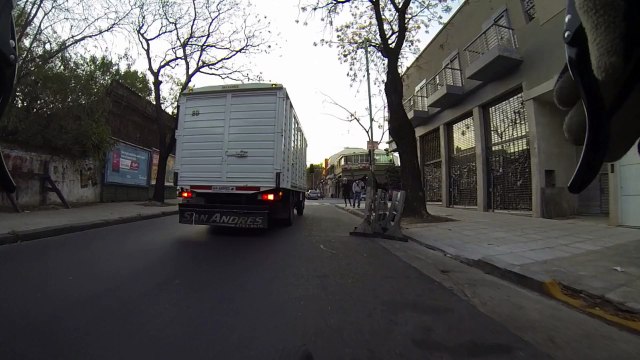 No se enojen tanto con las bicicletas o ciclistas que no respetan los semaforos en rojo