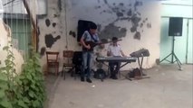 Kurtlar Vadisi Müziğini Bağlama İle Çalan Azeri Genç