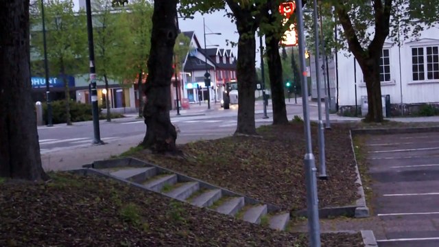 Brudd Bønder aksjonerer i Tønsberg Jens legger egg ved Tønsberg Blad