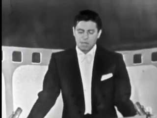 Yul Brynner accepts his Best Actor Oscar (The 29th Academy Awards - 1957)
