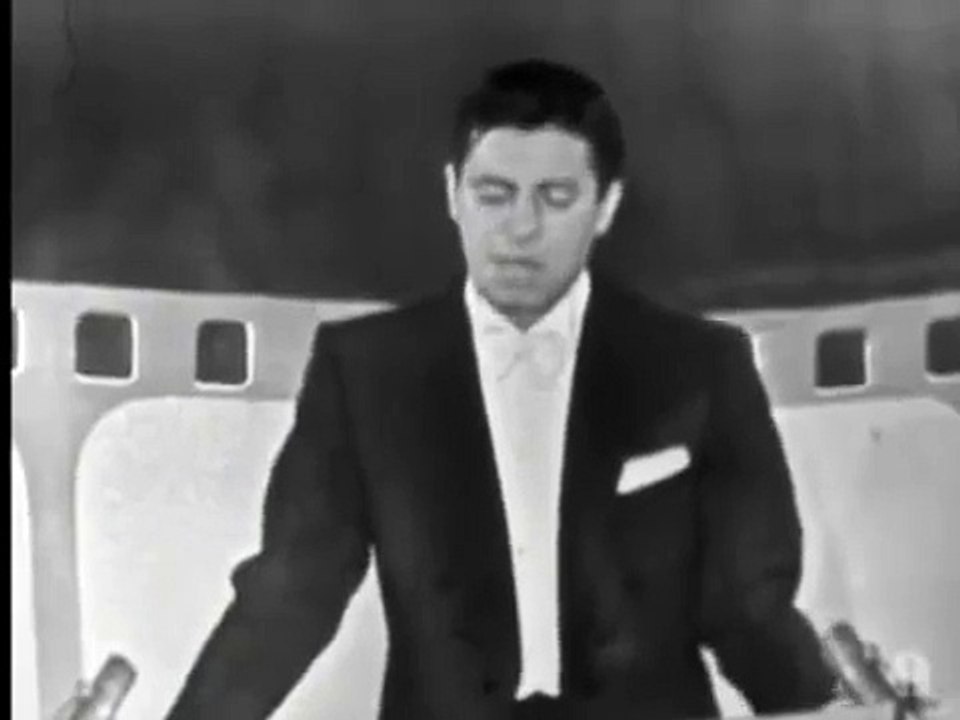 Yul Brynner accepts his Best Actor Oscar (The 29th Academy Awards - 1957)
