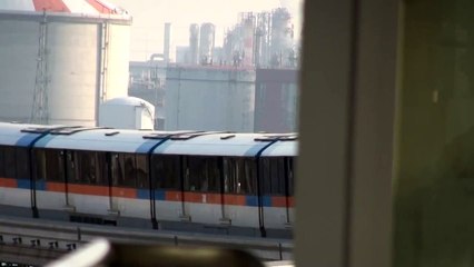 羽田空港。着陸する飛行機とモノレール。羽田空港国際線ビル駅。