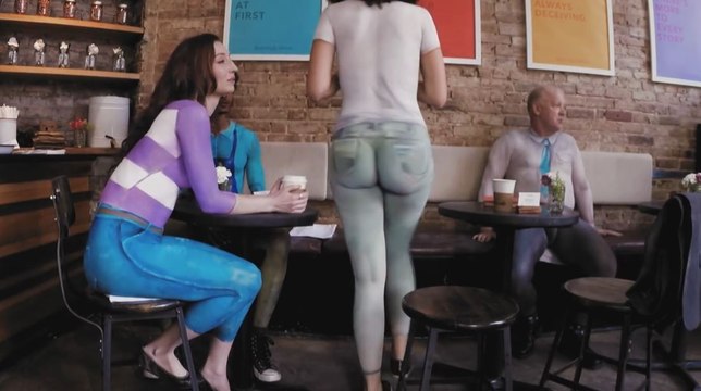 Des personnes rentrent dans un café où tout le monde est nu.