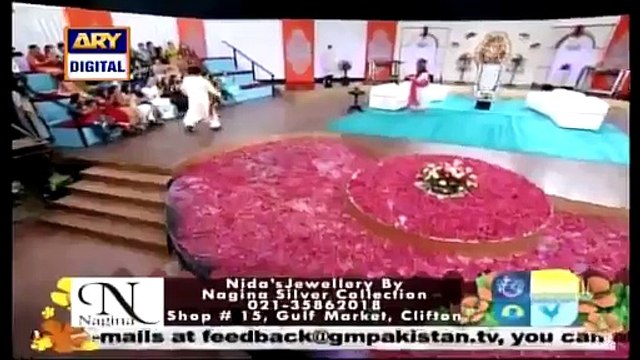 Nida Yasir Calling Yasir Nawaz On Stage And Then Embraced Him In Live Show