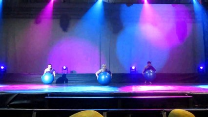 Dance with balls (nothing but...)Dk Dance Theatre