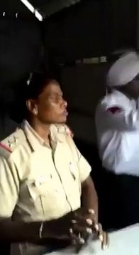Rishwat/bribe matter - lady police vs young man- lady police taking bribe - viral video