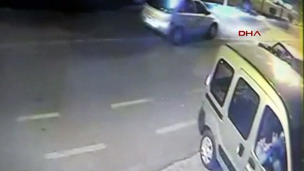 Gençler kazayı 3 saniyeyle atlattı!