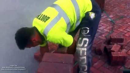 Un ouvrier très rapide pour poser des briques