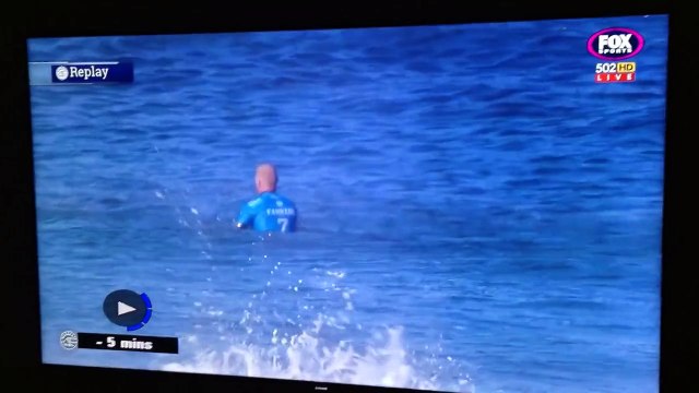 Mick Fanning sobrevive a ataque de tubarão durante etapa do Mundial de Surfe