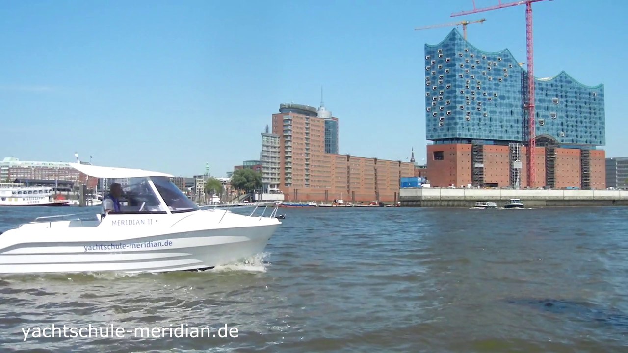 Meridian II, das Motorboot der YACHTSCHULE MERIDIAN für Fahrspaß im Hamburger Hafen