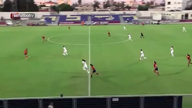 هدف نسائي من منتصف الملعب