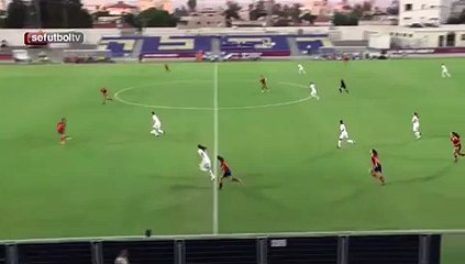 هدف نسائي من منتصف الملعب