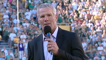 Favre speaks to fans at Packers induction