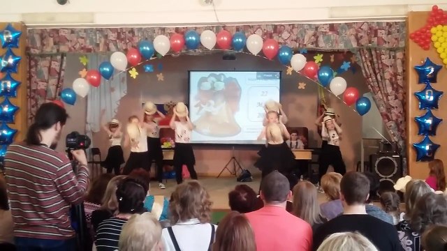 The children are dancing very cool. Дети круто танцуют!