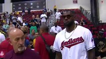 LeBron James met un panier assit depuis le banc de touche