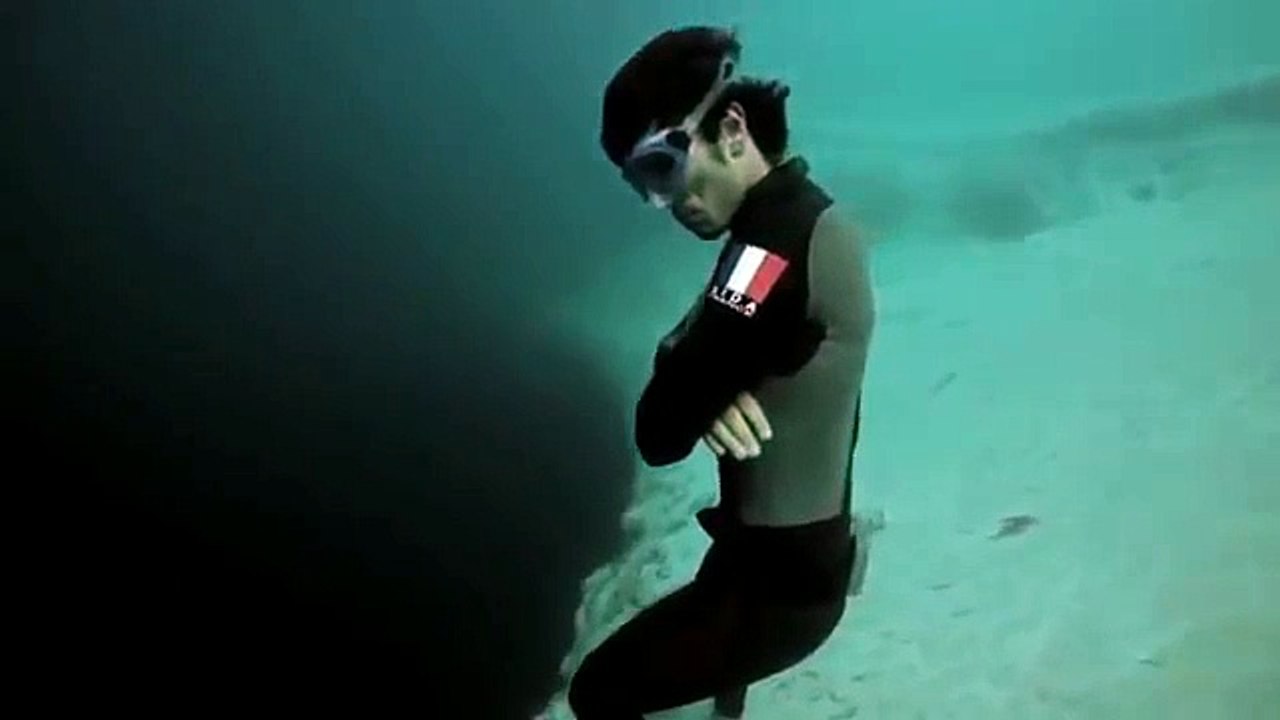 "Campeon de apnea baja al agujero azul" By...Ozuque...