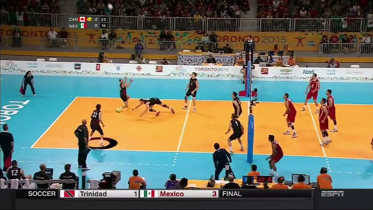Super sauvetage du pied d’un joueur Canadien au volley-ball