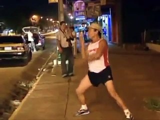 Borrachos bailando como Michael Jackson