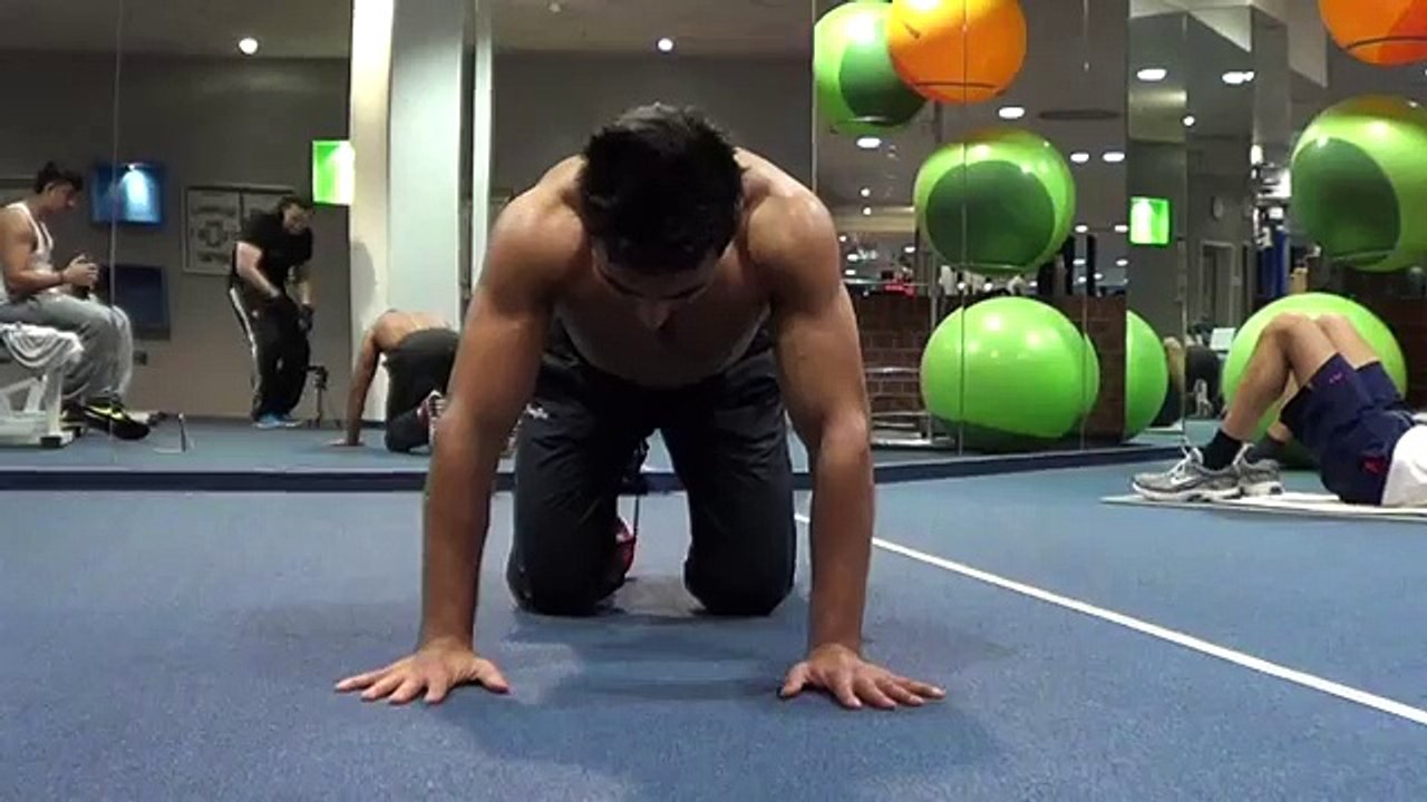 Bruce Lee vs. Jackie Chan Push up I 李小龙 - 与- 成龙
