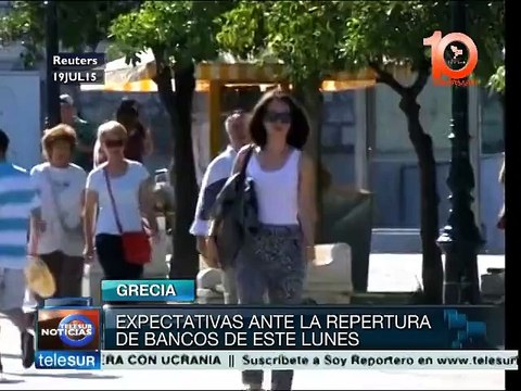 Griegos expectantes por medidas económicas y reapertura de bancos
