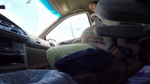 Une femme accouche dans une voiture