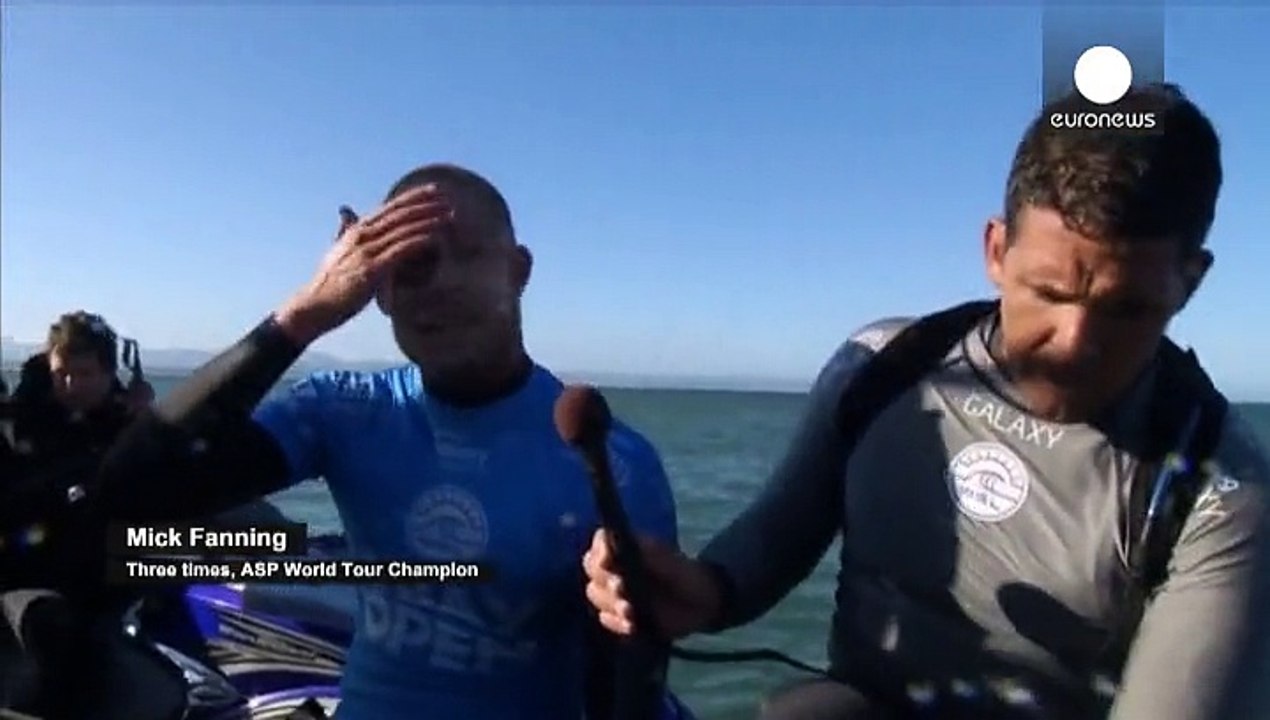 Angriff vor laufender Kamera: Hai attackiert Surfer