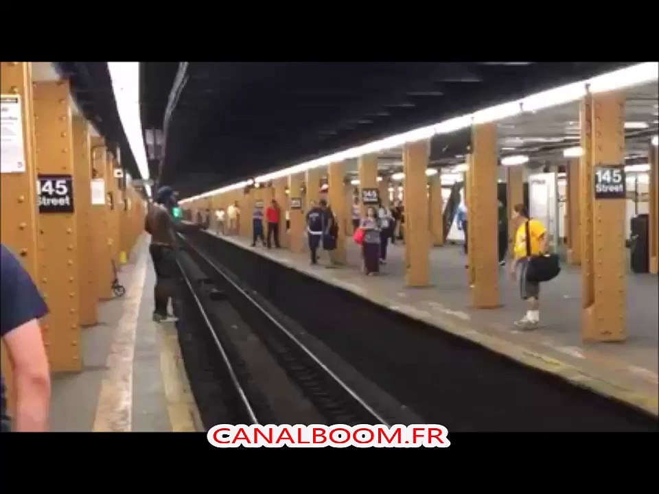 Il voulait sauter d'un quai à un autre mais voilà