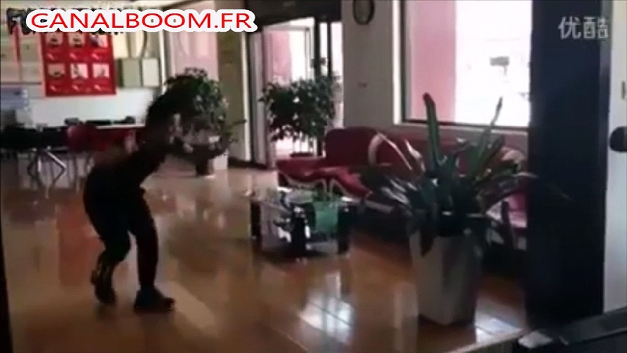 Ils font semblant de se faire tirer dessus, regardez la réaction des passants