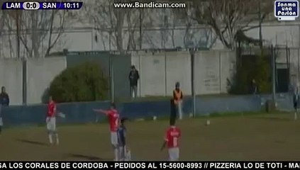 Youtube: jugador marcó golazo de media cancha ¡pero en su propio arco!