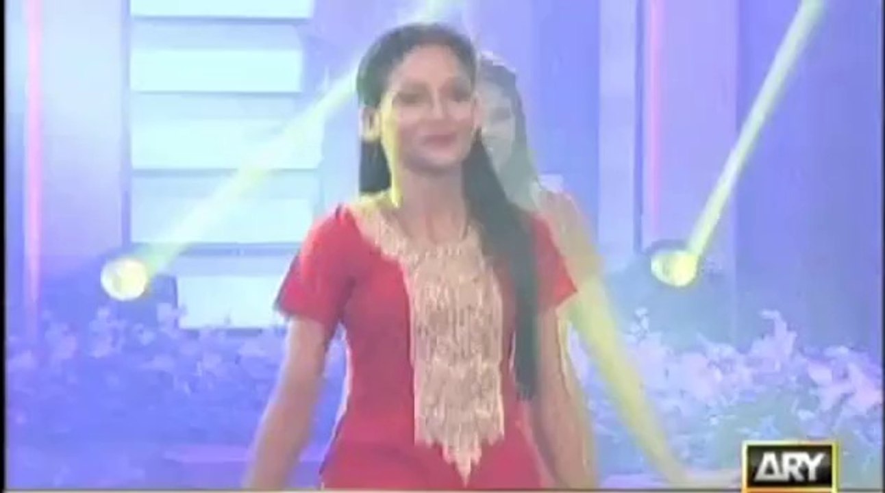 Umar Sharif Singing a song on Eid Special Show