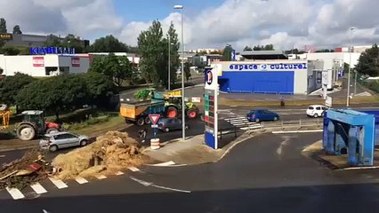 Des agriculteurs en colère bloquent Le Leclerc de Quimper