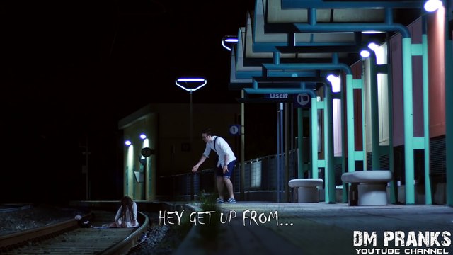 Un Enfant diabolique terrifie les passants - Caméra cachée flippante!