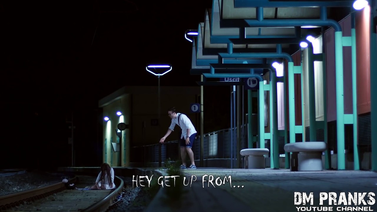 Un Enfant diabolique terrifie les passants - Caméra cachée flippante!