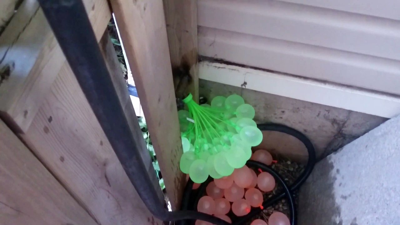 Des bombes à eau trop cool qui se ferment toutes seules une fois remplie!