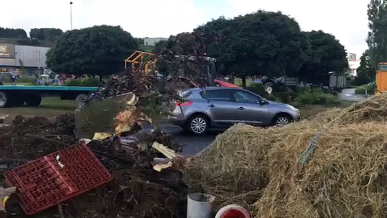 Des agriculteurs en colère bloquent le centre Leclerc de Quimper (Finistère).