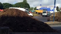 Les agriculteurs bloquent le parking de leclerc