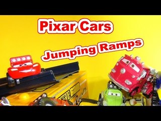 Video herunterladen: Disney Pixar Cars Lightning McQueen, Sally, Red, Doc and more, Jumping Ramps in Radiator Springs