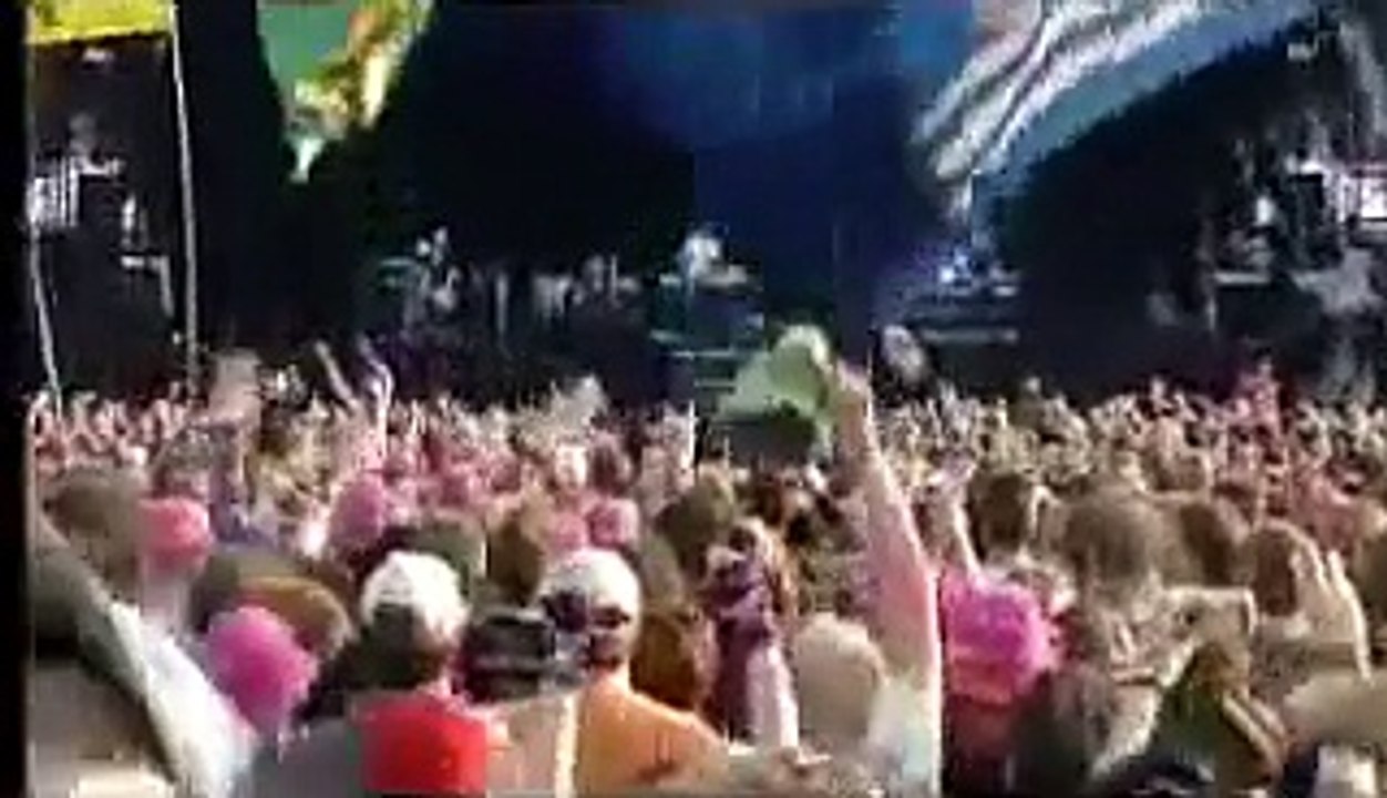 Snow Patrol - Chasing Cars (Live @ Pinkpop 2007) - Woman Crying