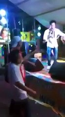 Quand tu veux donner un pourboire à une danseuse...