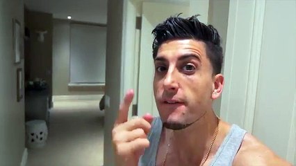 Il réveille sa petite amie en lui faisant une énorme frayeur avec un hologramme !